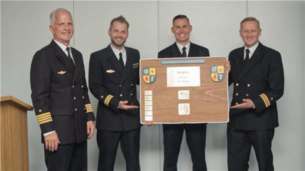 Marineoperationsschule Drei Offiziere mit Bestpreisen