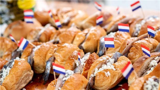 Matjestage: Emden feiert den Hering – Entdecken Sie das traditionelle Fest der maritimen Leckereien in Ostfriesland! Matjestage: Emden feiert den Hering – Entdecken Sie das traditionelle Fest der maritimen Leckereien in Ostfriesland!