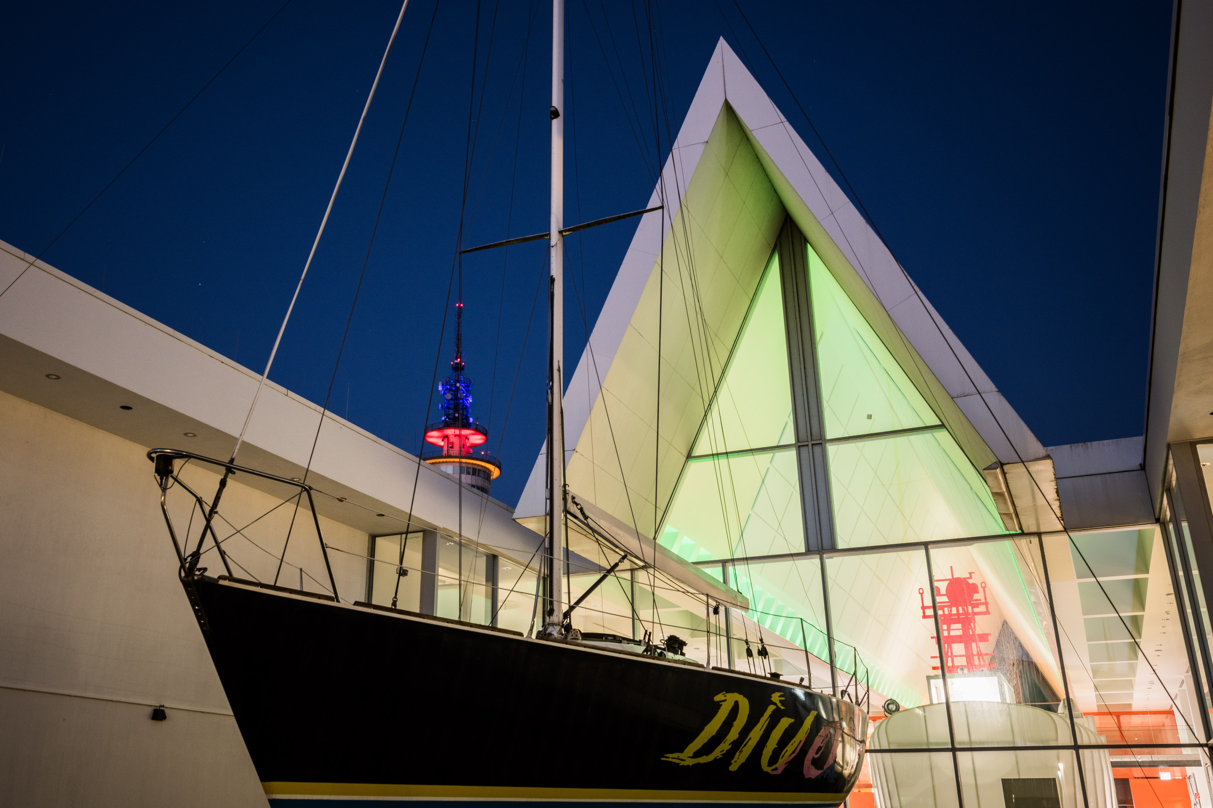 Frontansicht des Gebäudes vom Museumshafen in Bremerhaven