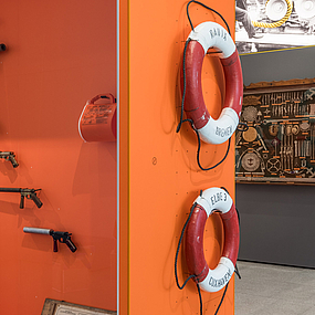 Orangene Wand mit Rettungsringen