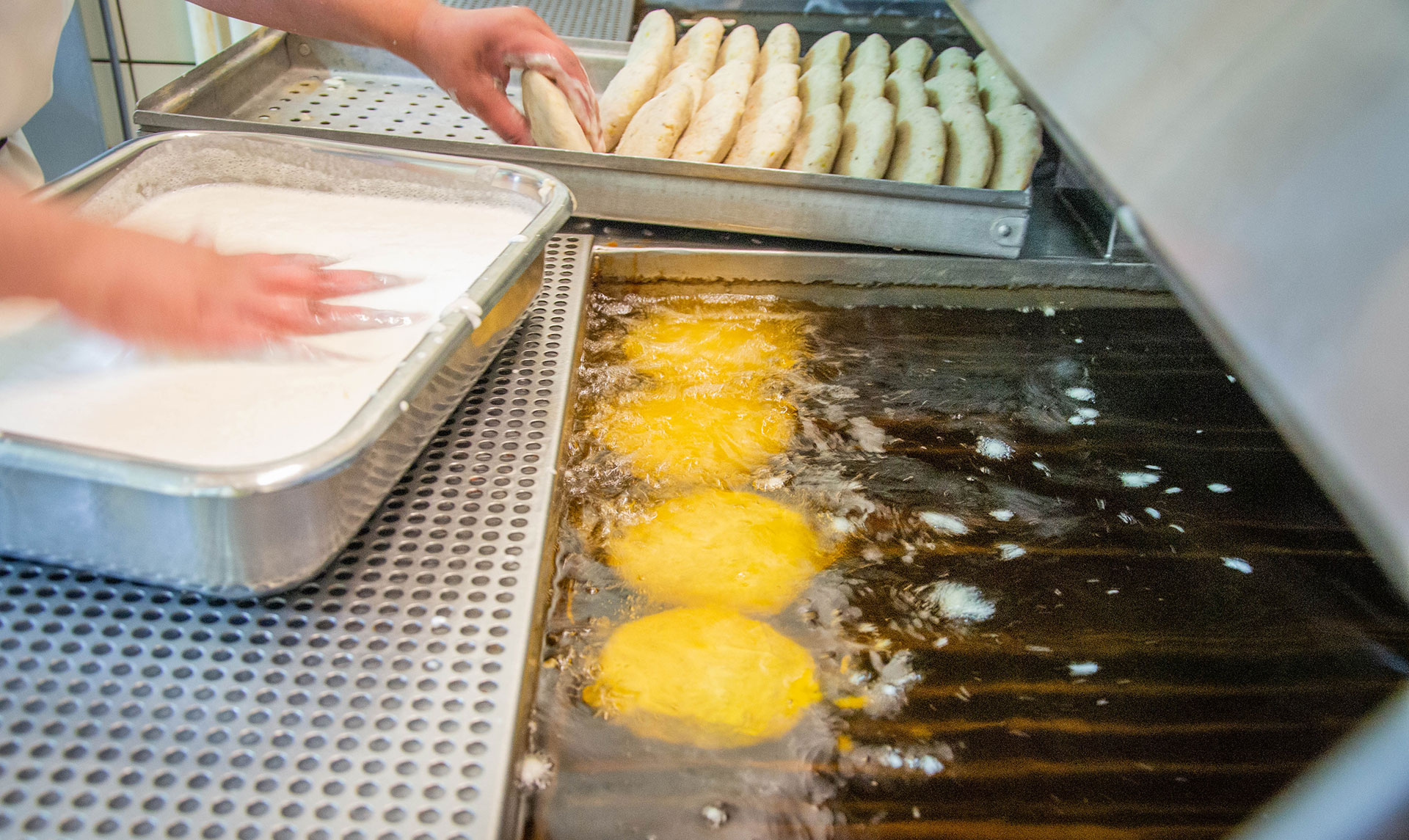 Fischfrikadellen werden im Fett gebraten.