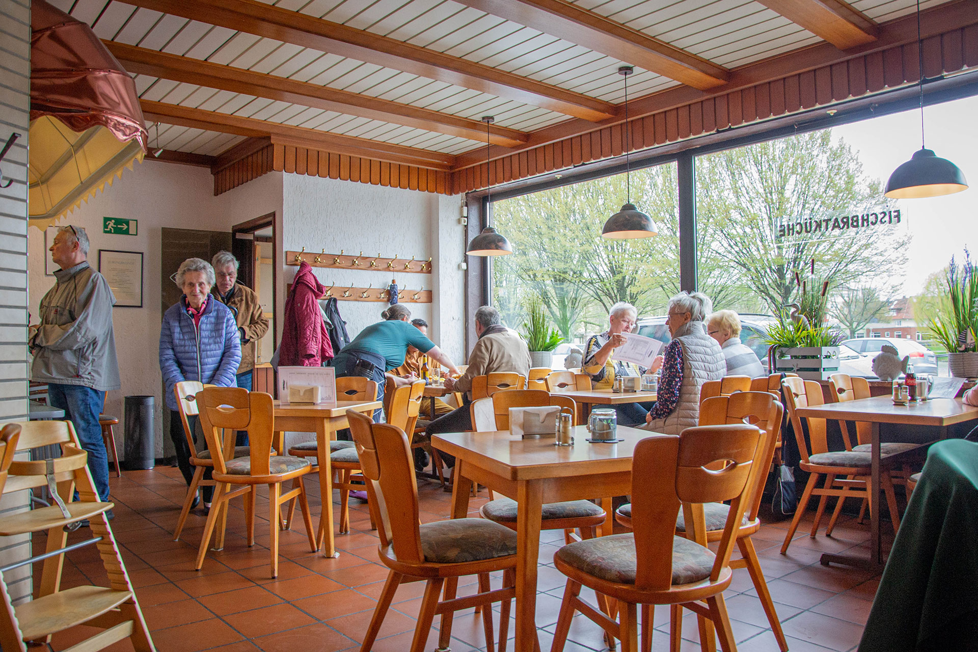 Mehrere Menschen sitzen in einem Restaurant und essen.