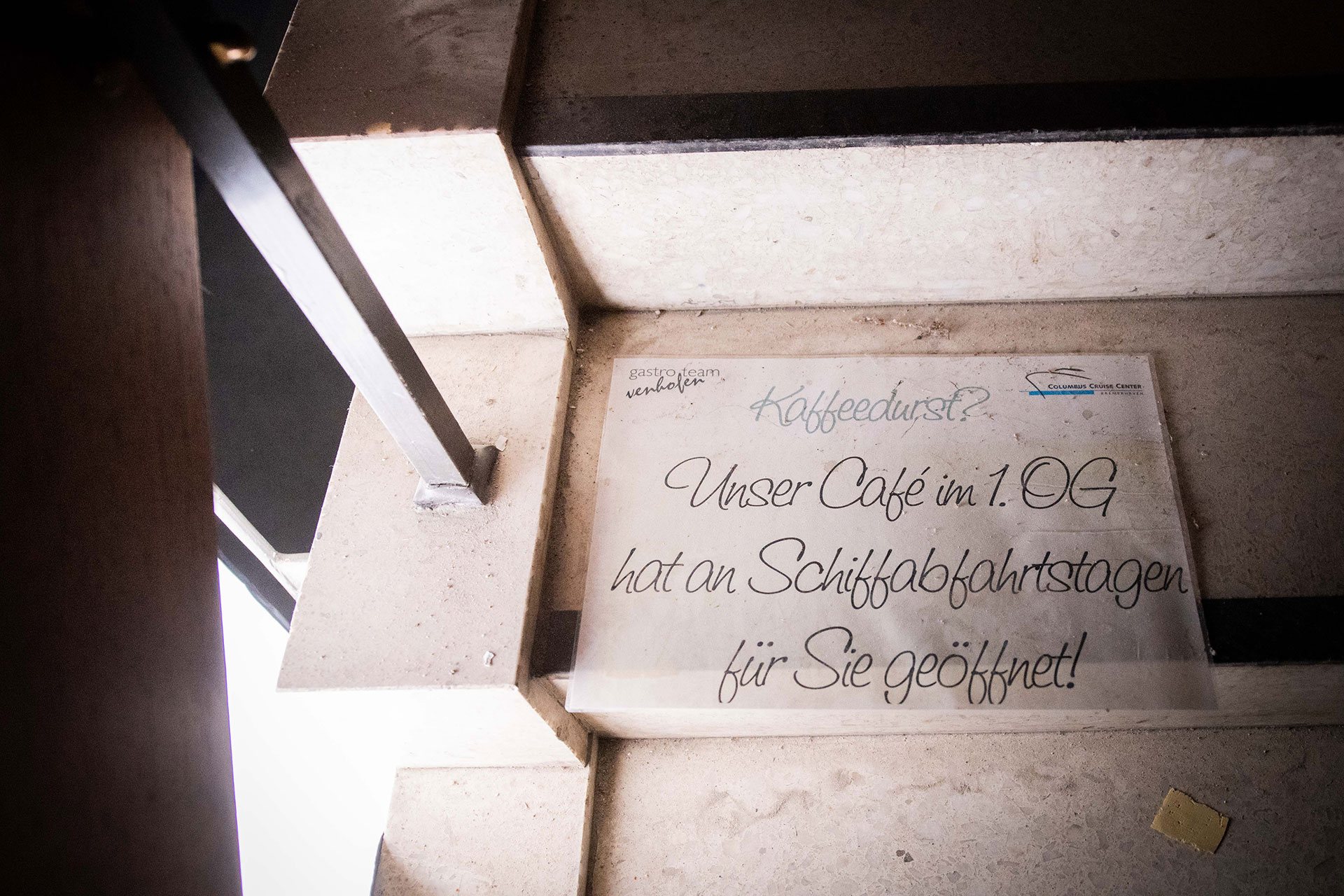 Konzertflügel und Gitarren an der Wand: Eine Bar auf dem Brückendeck der „Octopus“, hier sollen schon Mick Jagger und Bono von U2 musiziert haben. Dahinter liegt der Pool.