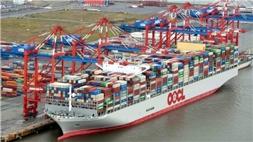 Containerschiff Hafen Wasser OOCL Finland