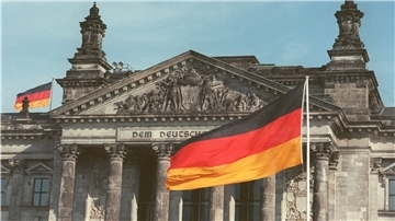  Am 3. Oktober 1990 weht vor dem Reichstag am Platz der Republik die schwarz-rot-goldene Fahne.