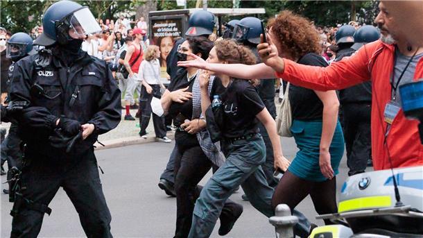  Am Samstagnachmittag schätzte die Polizei die Zahl der Teilnehmer auf 4.700. 