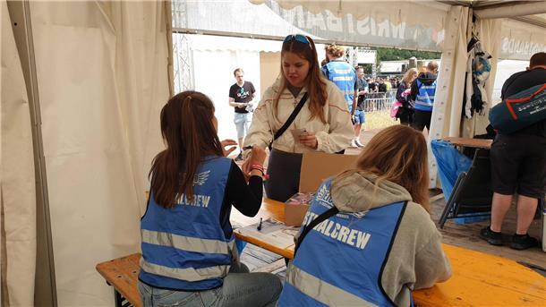  Anreise zum Deichbrand 2023: Das Festival startet mit Stau, Schlamm und Spaß.