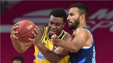  Ariel Hukporti (l) lebt den NBA-Traum vieler Basketballer.