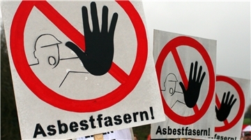  Asbestfasern gefährden die Gesundheit. Deshalb weist die IG Bau auf Gefahren großer Mengen Asbest in Wohngebäuden hin.