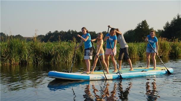  Auf das Achter-Board ist man in einer kleinen Gruppe auf dem Wasser unterwegs.