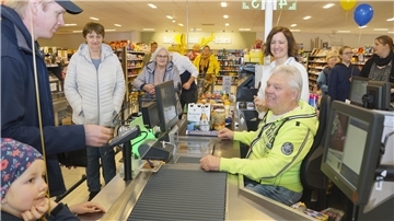  „Bar oder mit Karte?“: Selsingens Bürgermeister Bernd Schleßelmann (sitzend) kassierte am Sonnabend eine Stunde lang bei Edeka Böttjer für den guten Zweck. Christina Oevermann, die zusammen mit ihrem Bruder Matthias Böttjer die Edeka-Märkte in Selsingen und Bremervörde führt, griff ihm dabei gelegentlich unter die Arme. Foto: Buse