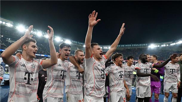  Bayerns Spieler jubeln nach dem Spiel.