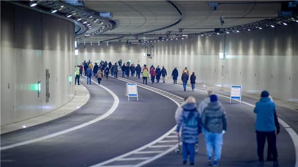Bremerhaven feiert seinen Hafentunnel: Die schönsten Bilder von der Eröffnung Blick auf den Tunneleingang von der Westseite an der Wurster Straße.