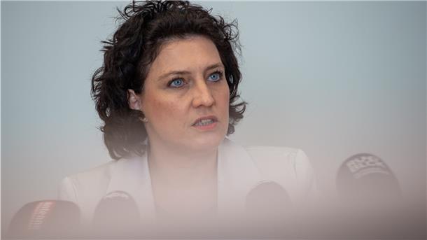  Carola Reimann (SPD), Sozialministerin in Niedersachsen, spricht bei einer Pressekonferenz. Im Ringen um eine bessere Pflege hat Reimann am Mittwoch «ganz schnell» Steuerzuschüsse für die Pflegeversicherung gefordert. 