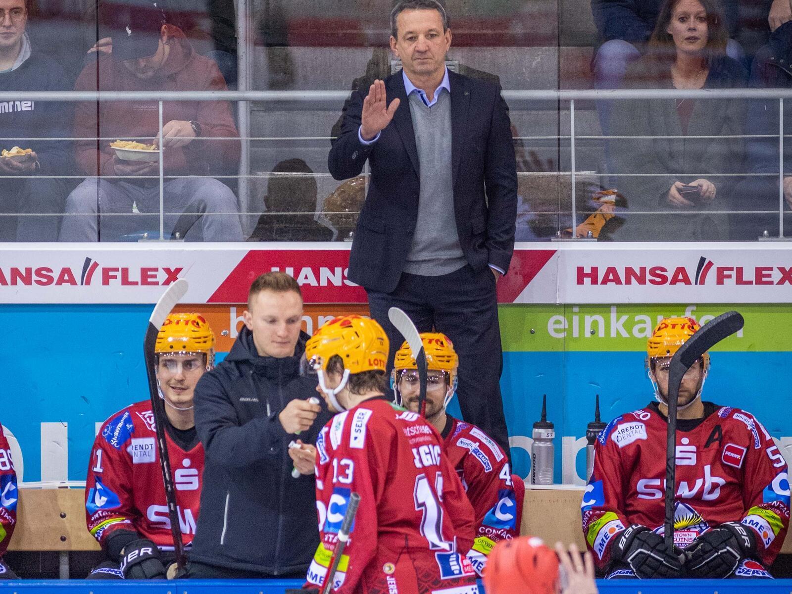 Cheftrainer Thomas Popiesch begrüßt Schiedsrichter.