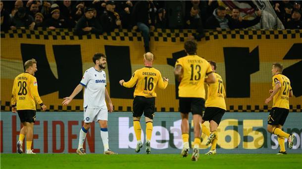 Karlsruher SC verschenkt Auswärtssieg in Dresden Der Dresdner Nils Fröling jubelt nach seinem Tor zum 1:0.