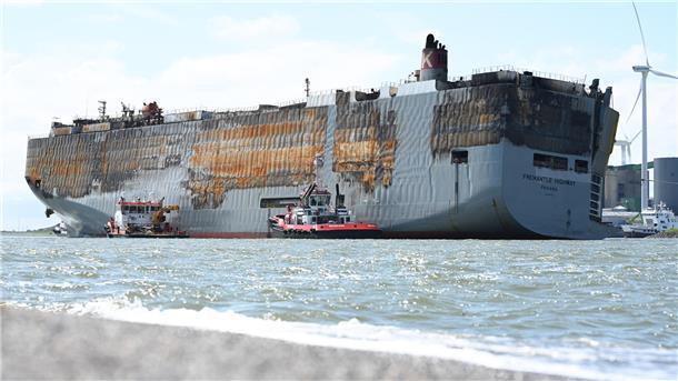  Der schwer beschädigte Autofrachter „Fremantle Highway“ liegt im Hafen von Eemshaven. Hier wird das Schiff aktuell inspiziert, allerdings können einige Teile nicht betreten werden.