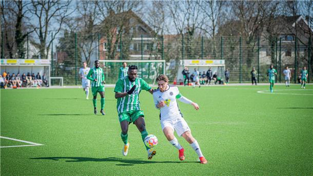 Der Wulsdorfer Binar Murad (rechts) gewinnt den Zweikampf gegen seinen Gegenspieler von Tura Bremen.