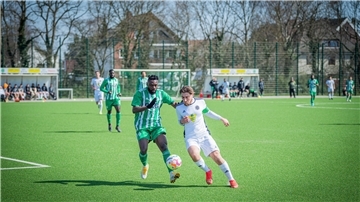  Der Wulsdorfer Binar Murad (rechts) gewinnt den Zweikampf gegen seinen Gegenspieler von Tura Bremen.