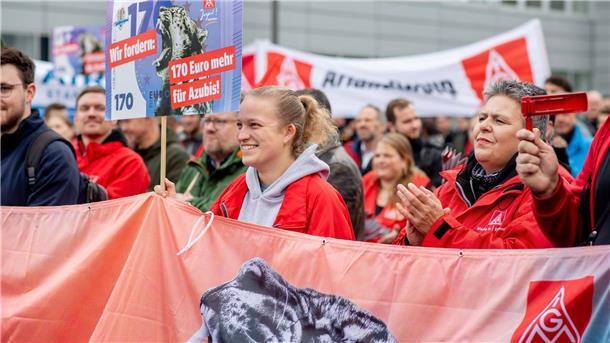 IG Metall Küste erhöht mit Warnstreiks Druck auf Arbeitgeber Die IG Metall Küste erhöht mit Warnstreiks den Druck auf die Arbeitgeber im aktuellen Tarifkonflikt.