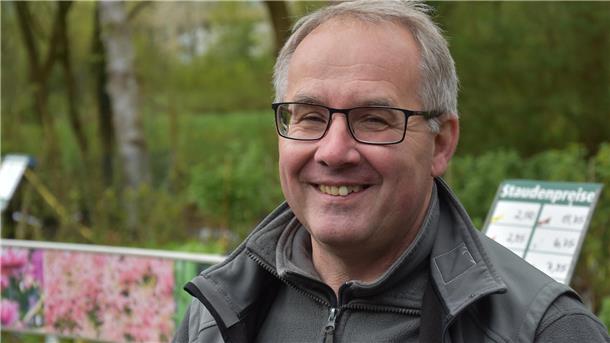 Das Foto zeigt Gärtner Michael Meyer aus Zeven. 