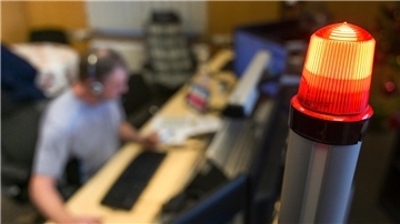  Eine rote Lampe zeigt in der Rettungsleitstelle Naumburg an, dass ein Anruf eingeht.  Foto: Heiko Rebsch/dpa