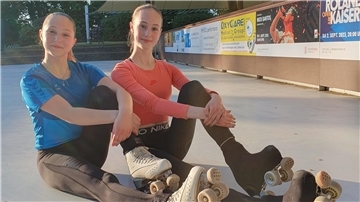  Emma Luisa Meyer (links) und Christina Kinsvater vom ERC Bremerhaven messen sich in Dijon mit der internationalen Rollkunstlauf-Konkurrenz. 
