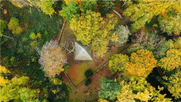  Entworfen wurde es von Georg Ludwig Friedrich Laves.