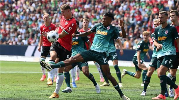 Leitl über Hannover 96 und die Fans: Vieles wächst zusammen Hannovers Phil Neumann (l) spielt gegen Regensburgs Noah Ganaus.