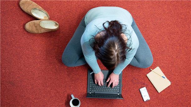 Studie: Unternehmen halten an Homeoffice fest Homeoffice hat sich einer Studie zufolge in vielen Unternehmen fest etabliert. (Archivbild)