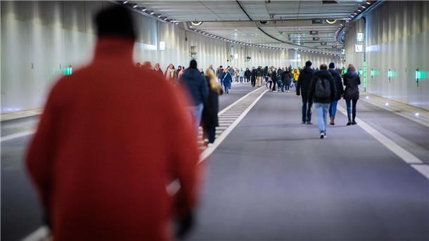 Bremerhaven feiert seinen Hafentunnel: Die schönsten Bilder von der Eröffnung Hunderte Besucher nutzten die Chance, einmal durch den Tunnel zu spazieren.