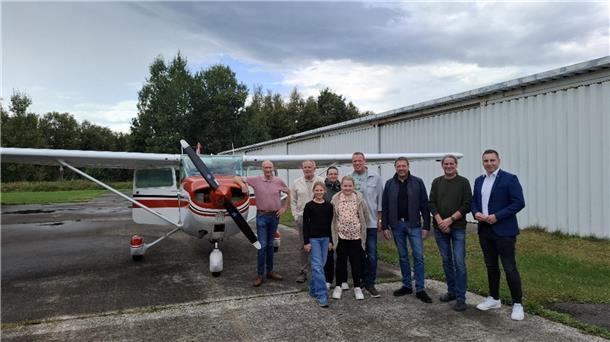  Ida Grotheer mit Eltern und Freundin, rechts: Pilot Roland Caillé, Ingo Bollmeyer WfB), Jannis Düls (CDU), links: Volker Kullik (SPD), Detlef Kück (CDU)