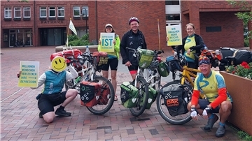  Johanna Grube (von links), Eva Maslanka, Olli Roth, Anais Braun und Wolfgang Will machten im Rahmen der Mut-Tour auch am Bremervörder Rathausmarkt eine Pause. 