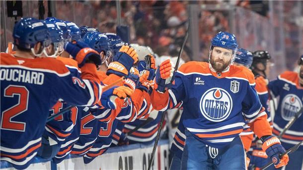 Draisaitl-Doppelpack: Oilers gewinnen Auftakt in NHL-Finals Leon Draisaitl wird nach seinem Treffer von seinen Teamkollegen gefeiert.