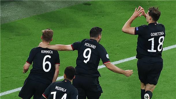  Leon Goretzka (rechts) schoss Deutschland ins Achtelfinale