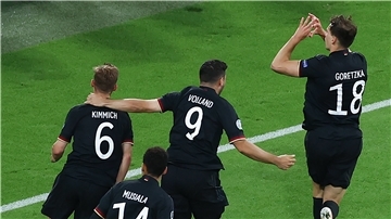  Leon Goretzka (rechts) schoss Deutschland ins Achtelfinale
