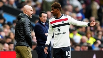  Marcus Rashford (r) und Manchester Uniteds damaliger Trainer Erik ten Hag.
