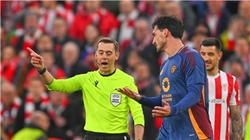  Mats Hummels (r) von der AS Rom wurde in der Partie gegen Athletic Bilbao früh vom Platz gestellt.