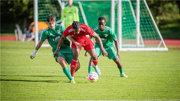  Mechak-Lazolo Nankishi (Mitte) nimmt mit dem OSC Bremerhaven das Halbfinale im Lotto-Pokal ins Visier und den Aufstieg in die Regionalliga Nord.
