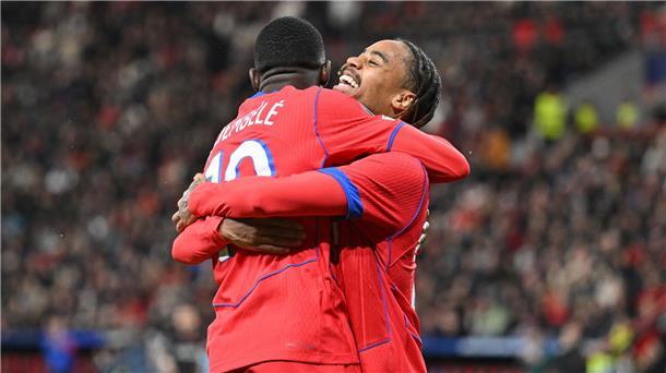 71 Treffer: Torreichster Spieltag in der Champions League Ousmane Dembele (l) traf für Paris beim überlegenen Sieg in Leverkusen.