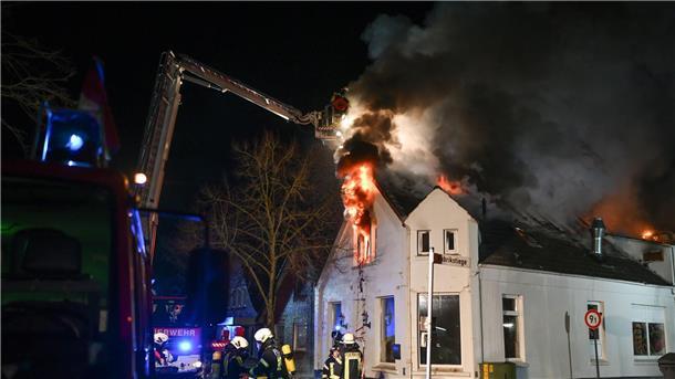 Ein Toter und fünf Schwerverletzte bei Feuer in Bunde  Rund 100 Rettungskräfte waren in Bunde im Einsatz, um das Doppelhaus zu löschen und die Verletzten zu versorgen.