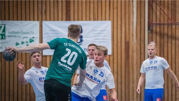  Tobias Bombe (Mitte, Nummer 20) und der TV Schiffdorf bleiben in der Handball-Verbandsliga auf Augstiegskurs. 