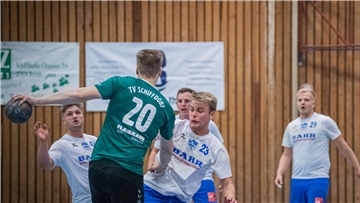  Tobias Bombe (Mitte, Nummer 20) und der TV Schiffdorf bleiben in der Handball-Verbandsliga auf Augstiegskurs. 