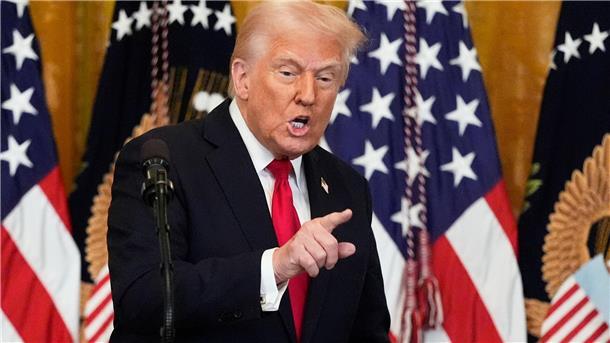  US-Präsident Trump nimmt Hegseth in Schutz. 