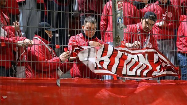 Todesfall überschattet Sieg von RB Leipzig in Cottbus  Vor Beginn des Spiels war ein Fan vor dem Stadion verstorben. Die RB-Fans stellten dann ihren Support ein.