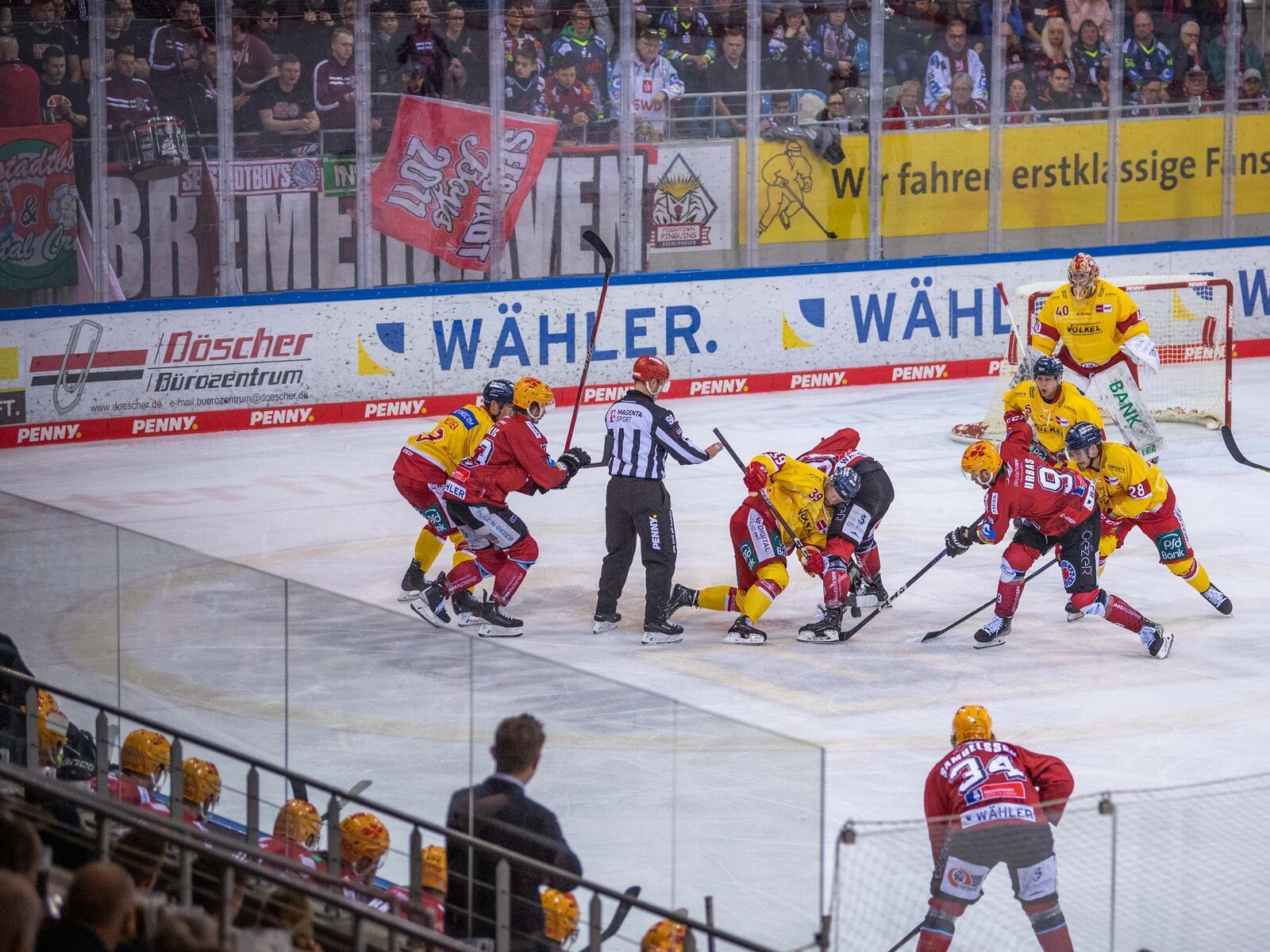  Ziga Jeglic, Miha Verlic und Jan Urbas (Mitte), davor Philipp Samuelsson. 