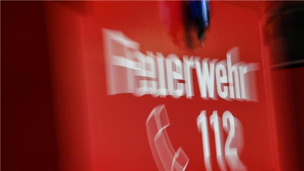 09.09.2020, Brandenburg, Potsdam: Ein Feuerwehrfahrzeug mit dem Schriftzug "Feuerwehr 112" steht in der Hauptwache der Berufsfeuerwehr Potsdam (Wischeffekt durch Langzeitbelichtung). Brandenburg beteiligt sich am ersten bundesweiten Warntag am 10. September. Um 11.00 Uhr wird flächendeckend Alarm über Sirenen, WarnApps sowie Radio- und Fernsehsender gegeben, unter anderem ausgelöst von der Integrierten Regionalleitestelle Nordwest in Potsdam. Foto: Jens Kalaene/dpa-Zentrealbild/dpa +++ dpa-Bildfunk +++
