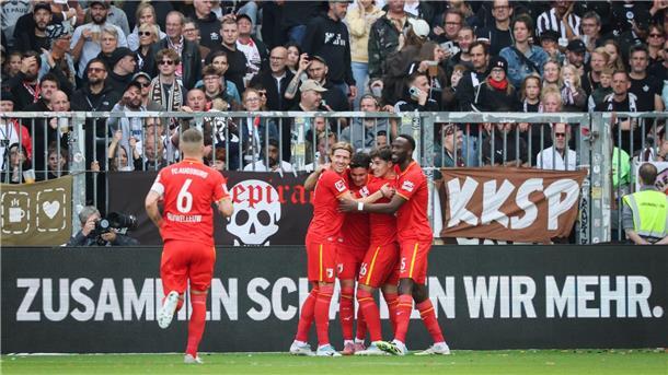 „Mentalitätsleistung“: St. Pauli siegt nach Rückstand 1:0 für Augsburg: Fabian Rieder (M) jubelt am Millerntor.