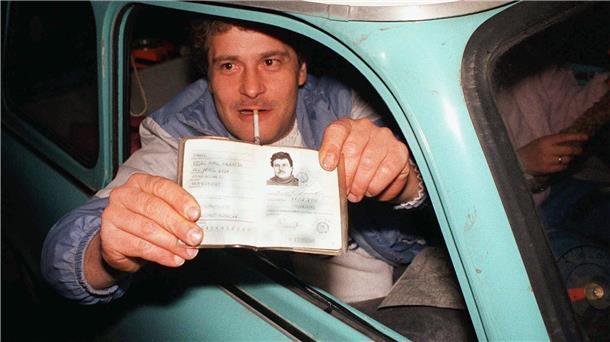 10. November 1989: Ein DDR-Bürger zeigt am Grenzübergang Helmstedt seinen Ausweis.