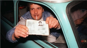 10. November 1989: Ein DDR-Bürger zeigt am Grenzübergang Helmstedt seinen Ausweis.